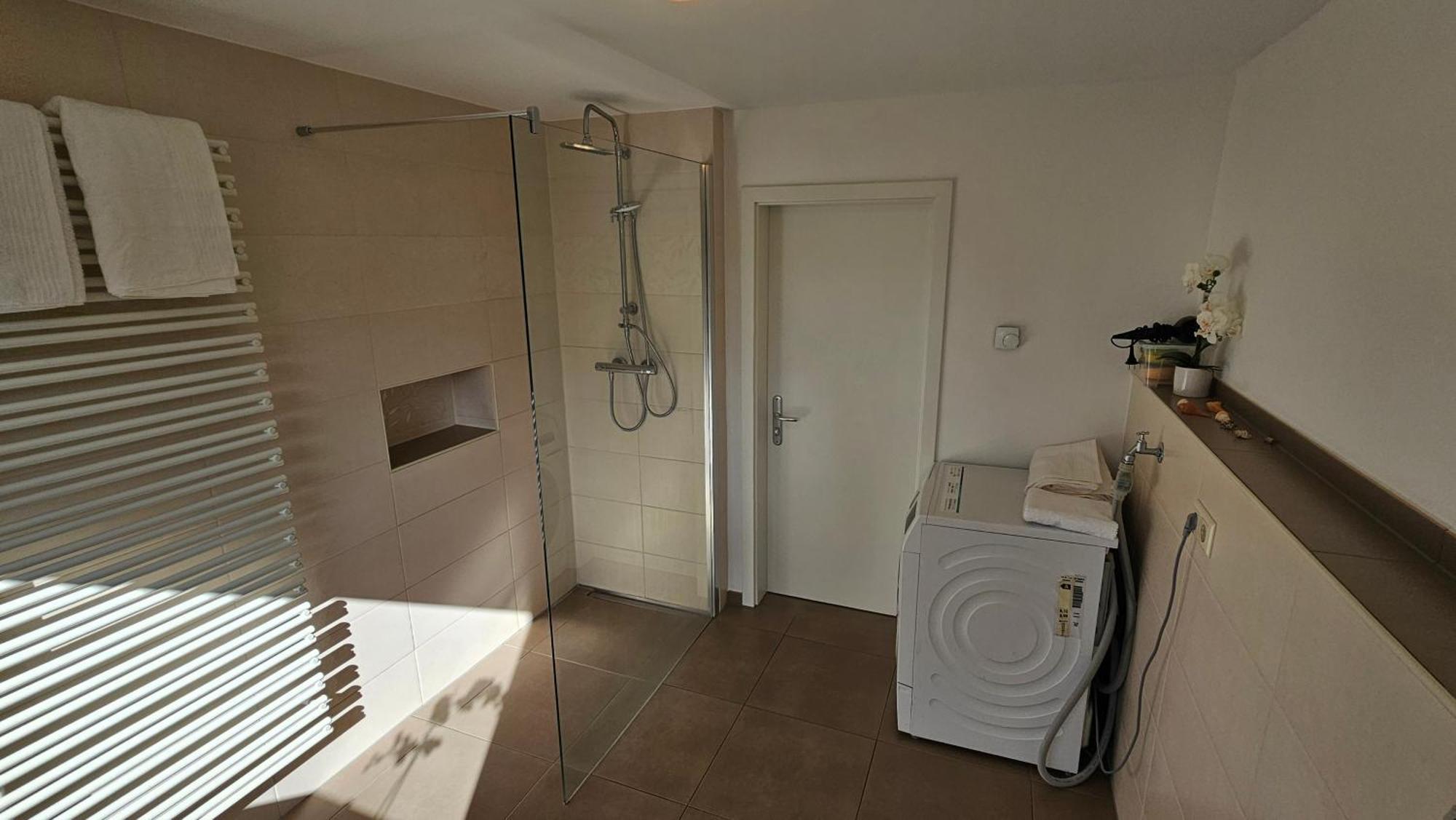 Sehr Schoenes Und Grosses Haus In Dresden - Partys Und Andere Feierlichkeiten Sind Wegen Eventueller Laermbelaestigung Nicht Gestattet Luaran gambar